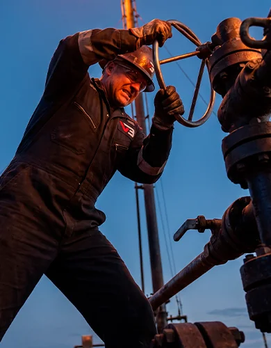 Técnico operando el choke manifold con el flare encendido